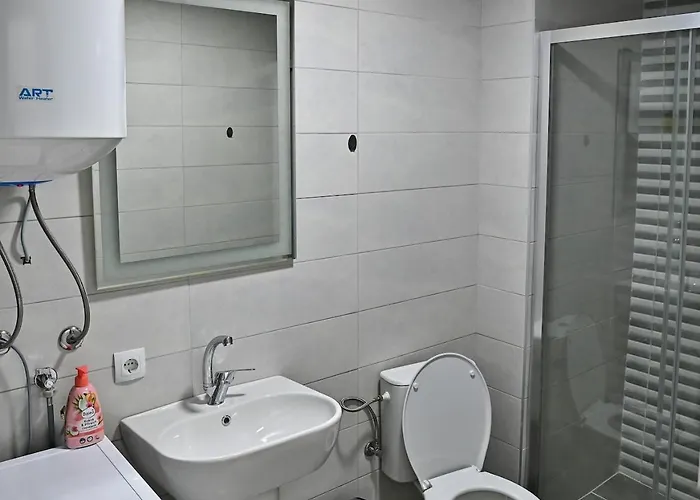 New, Modern & Cozy - Free Parking